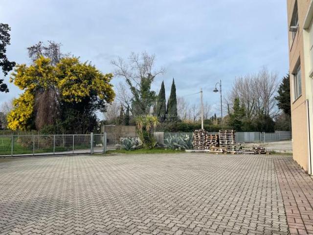 Capannone in vendita a Tonfano, Toscana