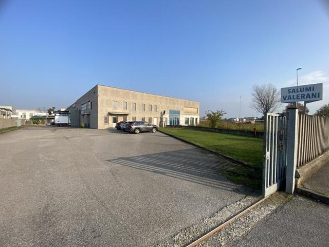 Capannone in vendita a Pandino, Lombardia