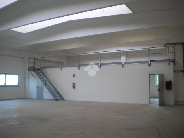 Capannone in affitto a Lazzate, Lombardia