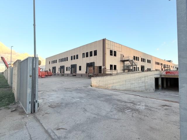 Capannone in affitto a Modugno, Bari