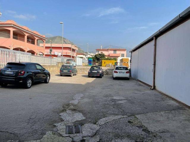 Capannone in affitto a Mondragone, Campania