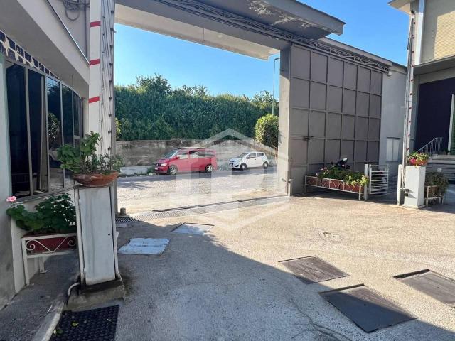 Capannone in affitto a Municipalità 4, Campania