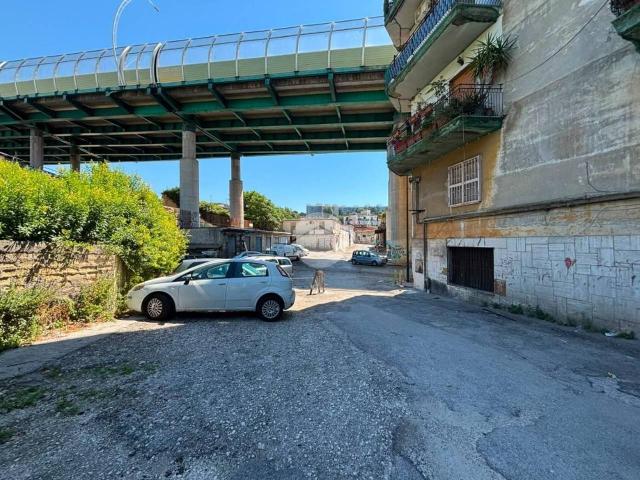 Capannone in affitto a Municipalità 4, Campania