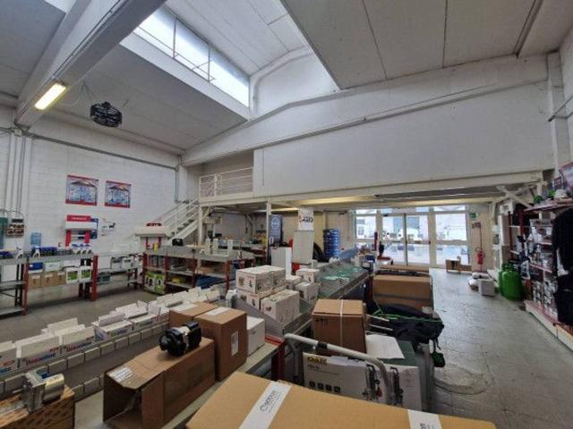 Capannone in affitto a Seguro, Settimo Milanese