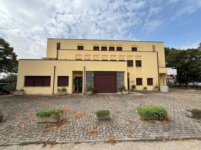 Capannone in affitto a Spello, Umbria