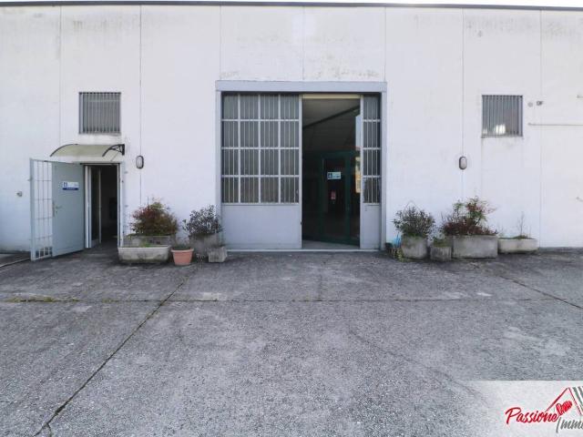 Capannone in affitto a Ovest, Brenzone