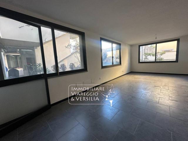 Capannone in affitto a Viareggio, Lucca