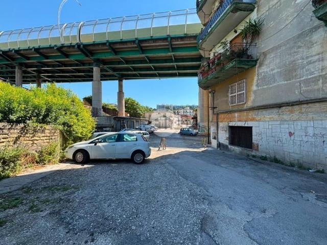 Capannone in affitto a Municipalità 4, Campania
