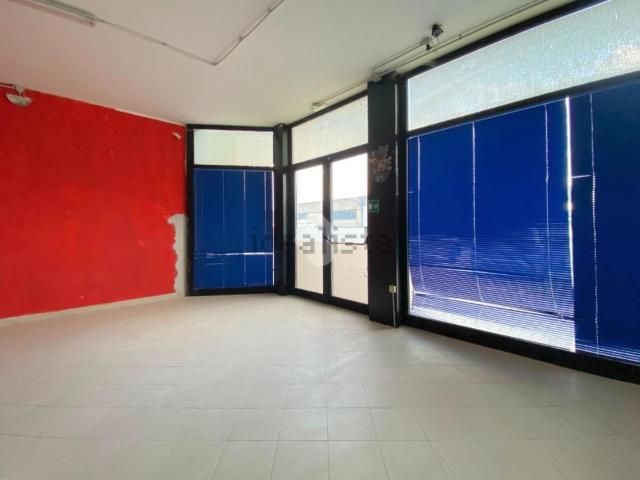 Locale Commerciale in affitto a Cascina, Toscana