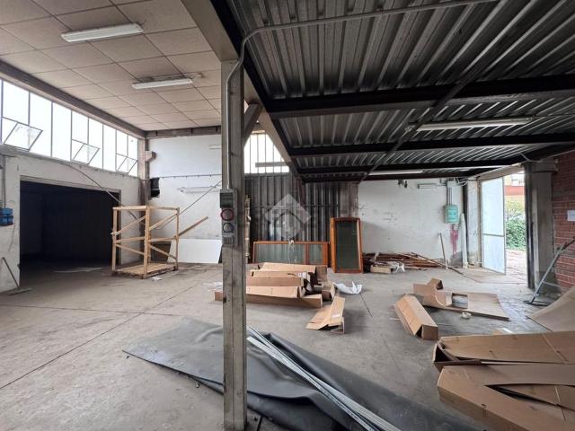 Capannone in affitto a Villaggio 1° maggio, Rimini