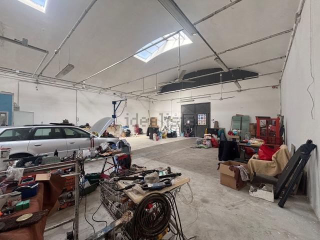 Capannone in affitto a Le Badie, Prato