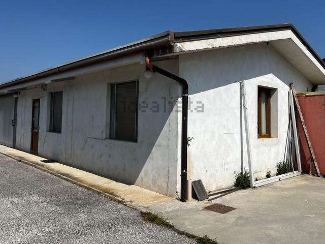 Capannone in affitto a Fonte, Loria