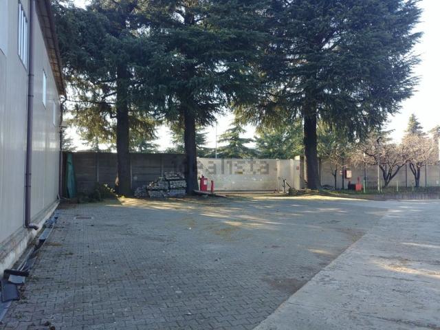 Capannone in affitto a Usmate Velate, Usmate