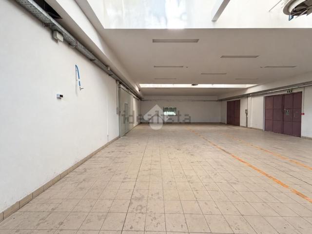 Capannone in affitto a Malgrate, Lombardia