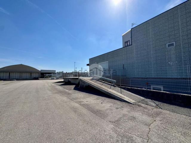 Capannone in affitto a Zona Industriale A, Marche