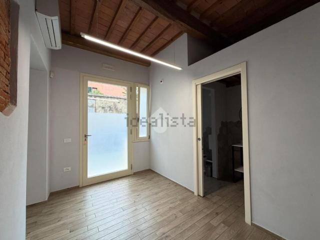 Capannone in affitto a Cascina