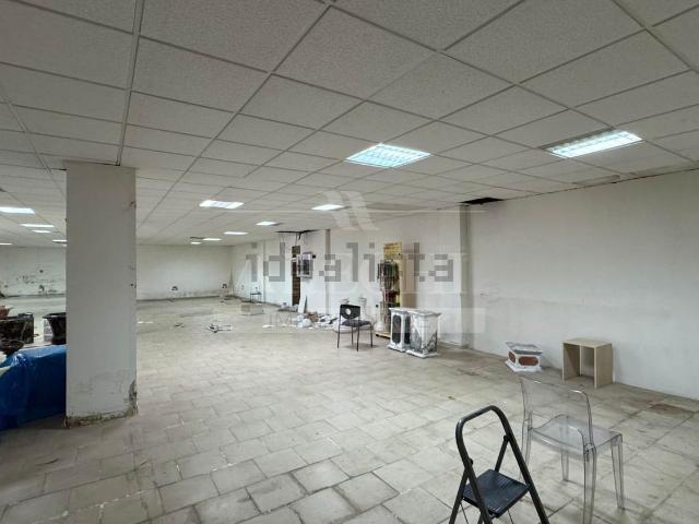 Capannone in affitto a Salerno, Campania