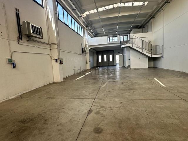 Capannone in affitto a Unione di Comuni della Romagna Forlivese, Quattro