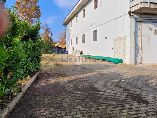 Capannone in affitto a Dagò, Barzanò