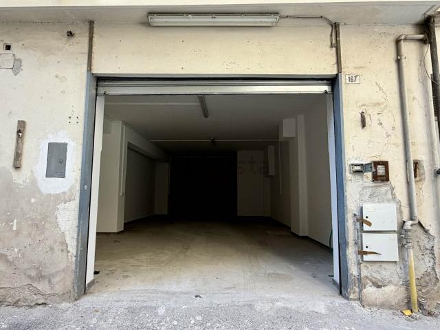 Capannone in affitto a Salerno, Campania