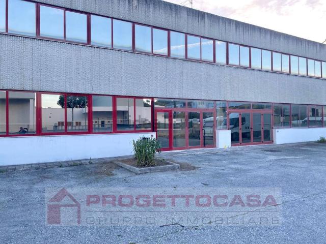 Capannone in affitto a Zona Industriale Valtesino, Marche