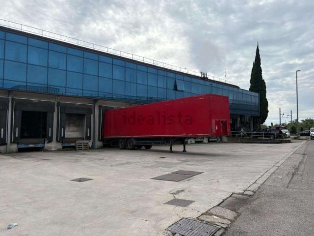 Capannone in affitto a Sud-Ovest, Brenzone
