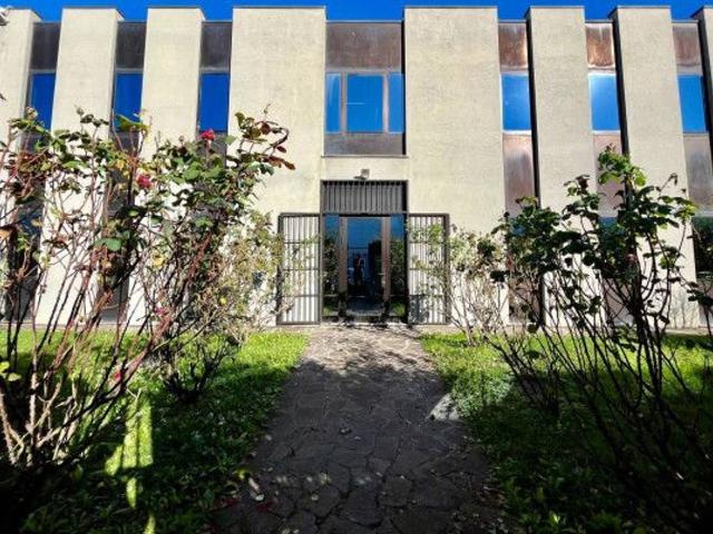 Capannone in vendita a Agrate Brianza, Lombardia