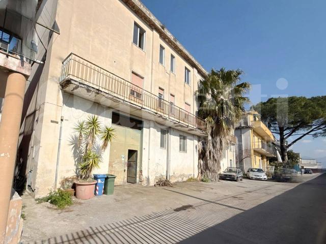 Capannone in vendita a Angri, Campania