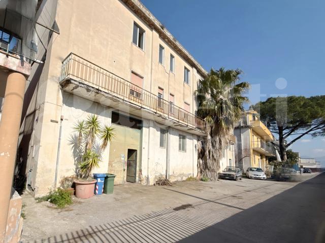 Capannone in vendita a Angri, Campania