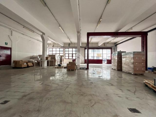 Capannone in vendita a Brembate Di Sopra, Lombardia