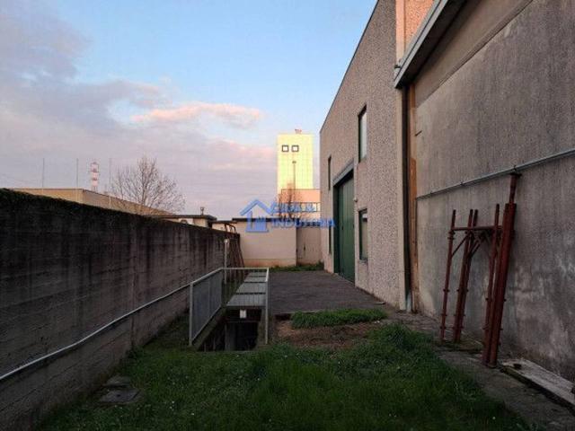 Capannone in vendita a Busnago, Lombardia