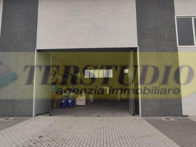 Capannone in vendita a Calusco D'adda, Lombardia