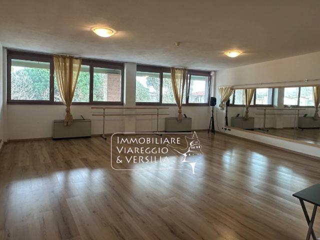 Ufficio in vendita a Lido di Camaiore, Camaiore