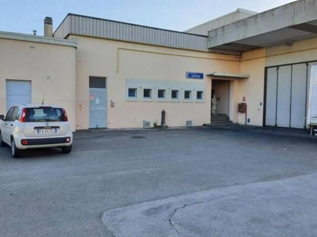 Capannone in vendita a Venturina Terme, Campiglia Marittima