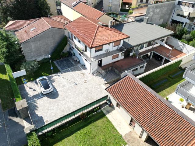 Capannone in vendita a Carate Brianza, Lombardia