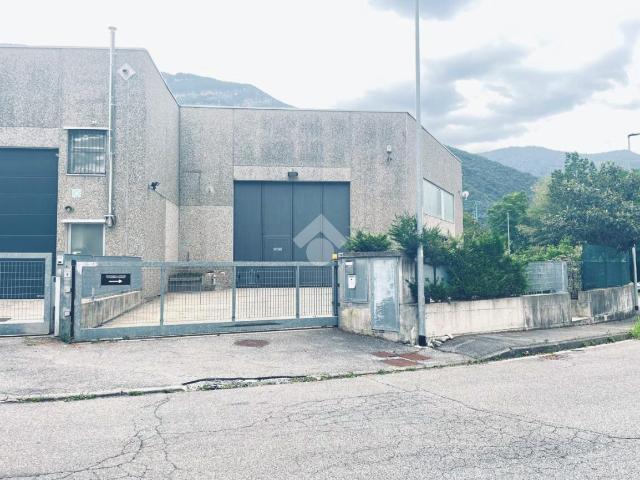 Capannone in vendita a Casazza, Lombardia