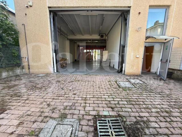 Capannone in vendita a Cesano Maderno, Lombardia
