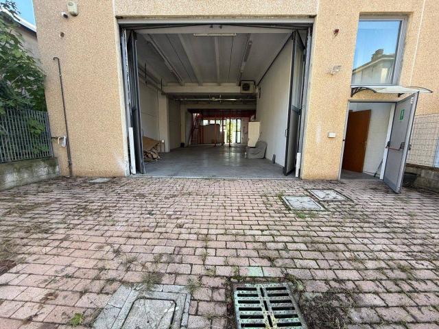 Capannone in vendita a Cesano Maderno, Lombardia