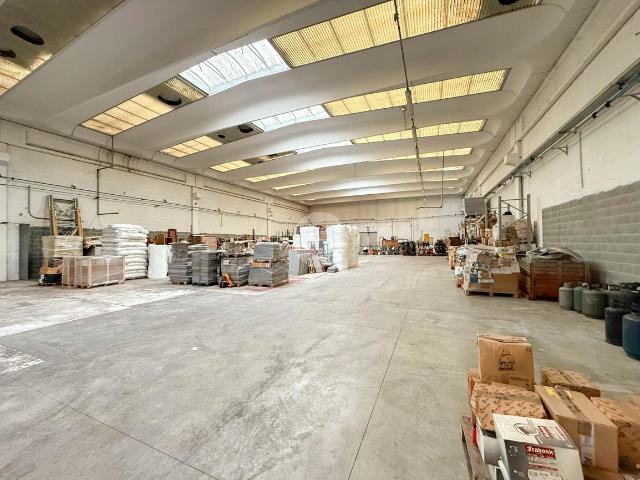 Capannone in vendita a Cologno Al Serio, Bergamo