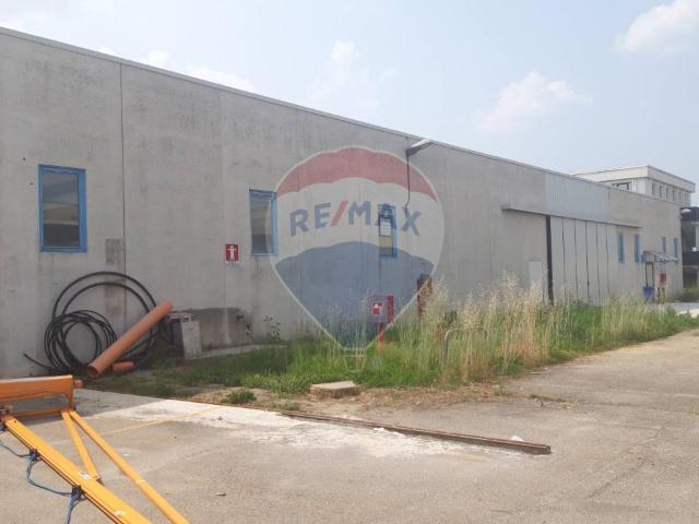Capannone in vendita a Cornate D'adda, Lombardia