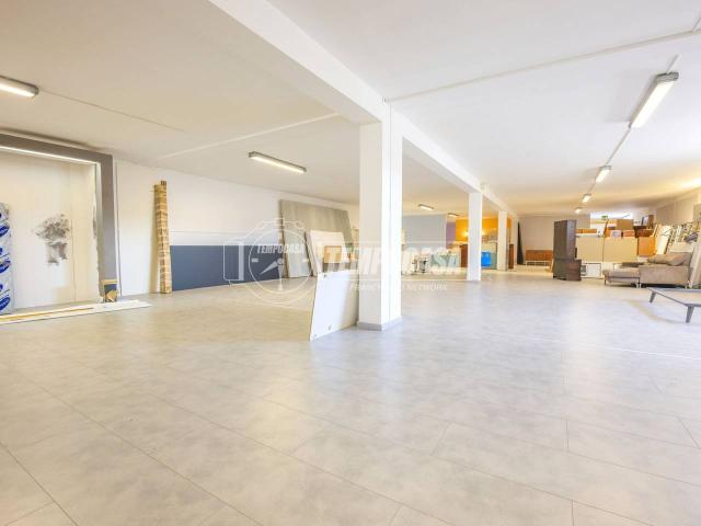 Capannone in vendita a Zona industriale Corridonia, Marche