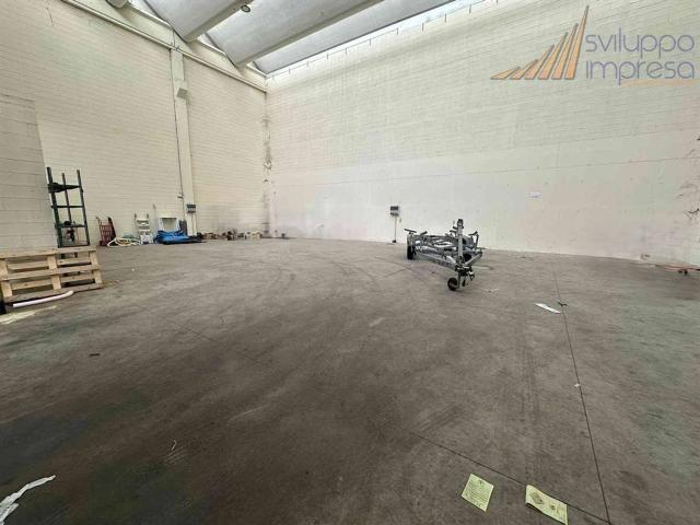 Capannone in vendita a Spaccone, Desio