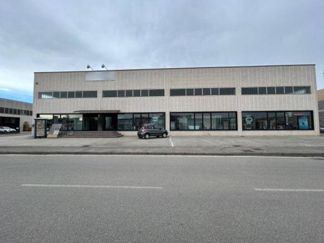 Capannone in vendita a Isso, Lombardia