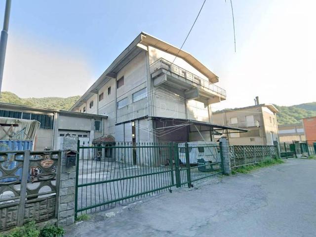 Capannone in vendita a Masone, Liguria