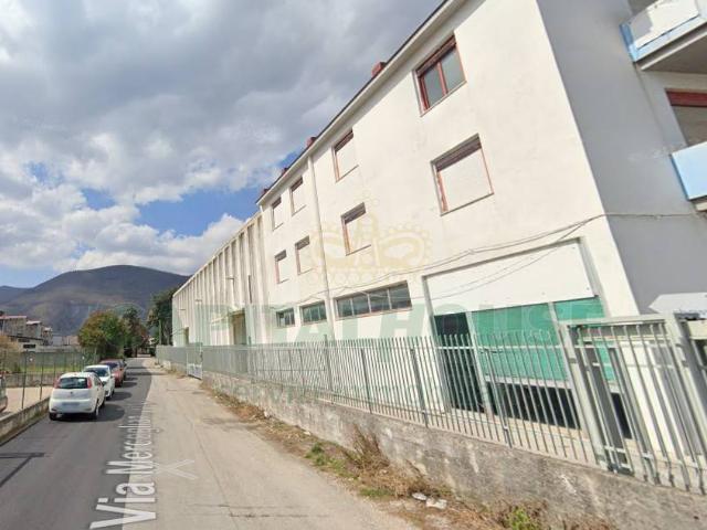 Capannone in vendita a Mercogliano, Campania