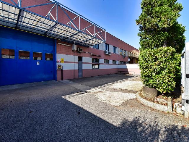 Capannone in vendita a Villaggio Ambrosiano, Paderno Dugnano