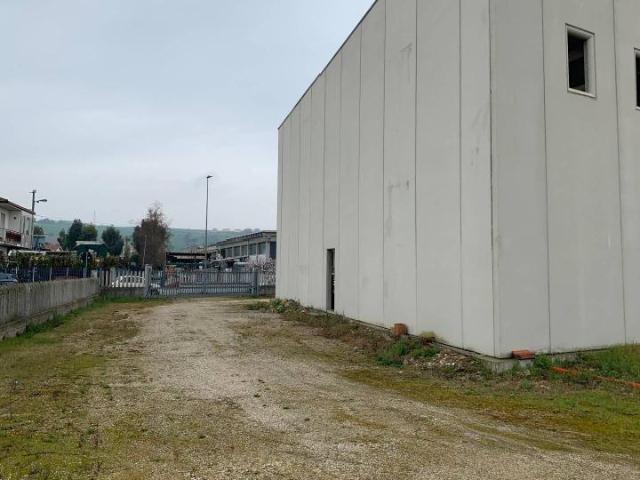 Capannone in vendita a Scerne, Pineto