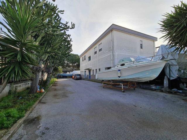 Capannone in vendita a Salerno, Campania