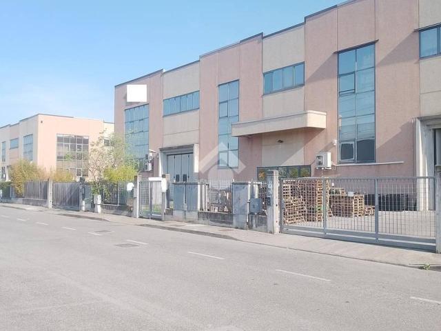 Capannone in vendita a San Zeno Naviglio, Lombardia