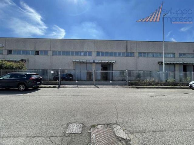 Capannone in vendita a Senago, Milano